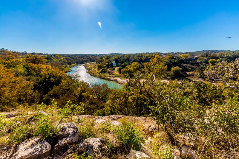Opinión Texas Pedernales River De Un Alto Peñasco Foto de archivo
