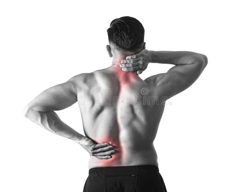 Opinión trasera el hombre joven con el cuerpo muscular que lleva a cabo su dolor espinal del cuello y del sufrimiento de espalda