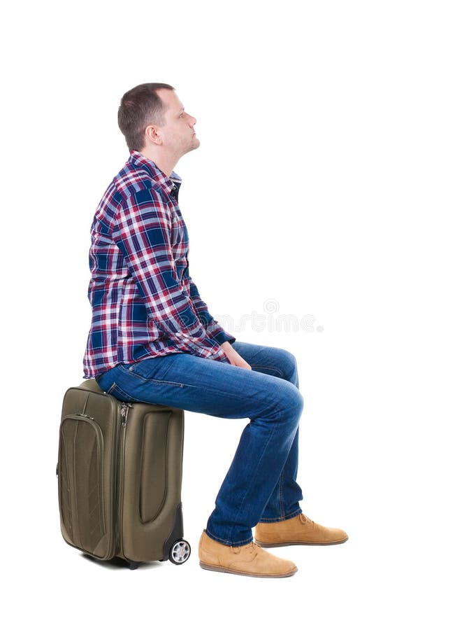 Opinión trasera un hombre que se sienta en una maleta