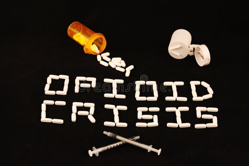 Opioidkris som ut stavas med vita preventivpillerar på en svart bakgrund med spillda receptpreventivpillerar och en preventivpill royaltyfri fotografi Opioidkris som ut stavas med vita preventivpillerar på en svart bakgrund med spillda receptpreventivpillerar och en preventivpill royaltyfri fotografi