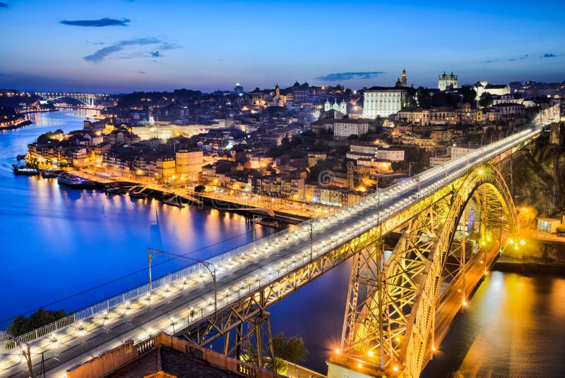 Oporto con el puente de Dom Luiz, Portugal