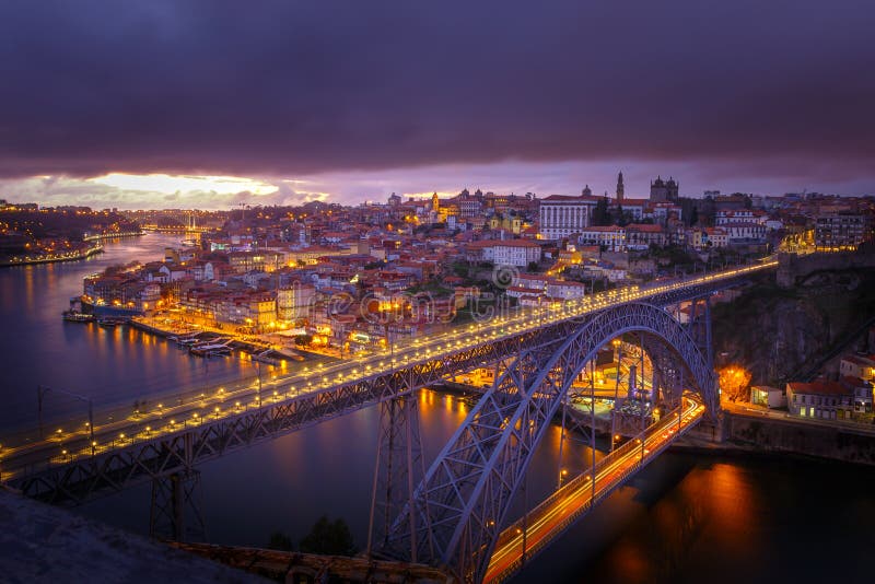 Oporto entro la notte immagine stock Oporto entro la notte immagine stock