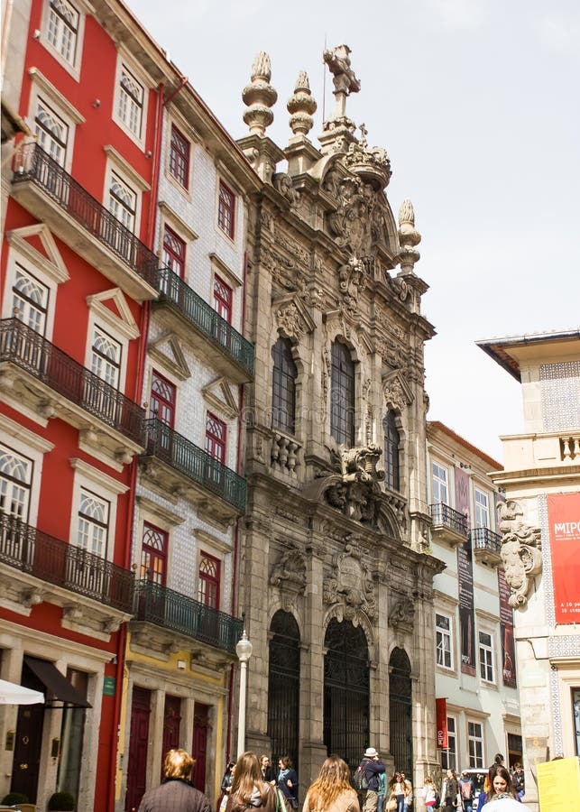 Oporto, Portogallo: Chiesa di rdia del ³ di Misericà e via del Flores (fiori) immagine stock libera da diritti Oporto, Portogallo: Chiesa di rdia del ³ di Misericà e via del Flores (fiori) immagine stock libera da diritti