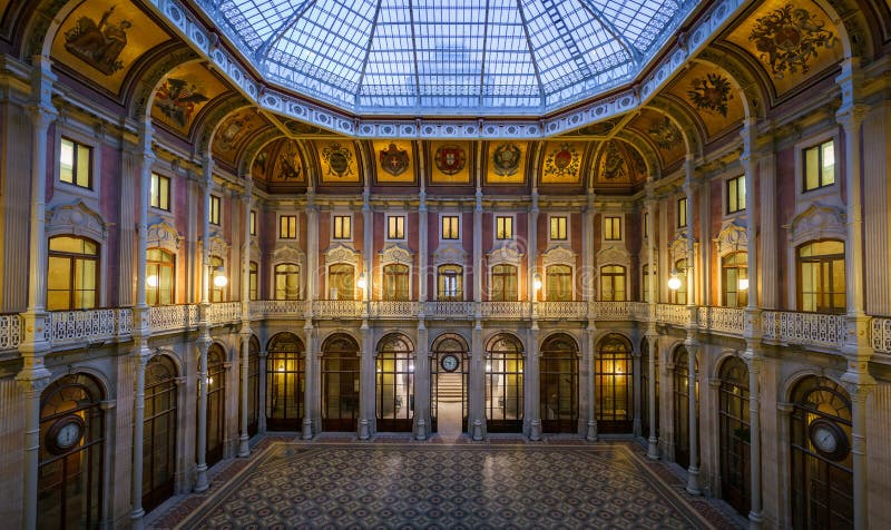 OPORTO, PORTOGALLO - 9 FEBBRAIO 2016: Il patio al Palacio da Bolsa fotografia stock OPORTO, PORTOGALLO - 9 FEBBRAIO 2016: Il patio al Palacio da Bolsa fotografia stock