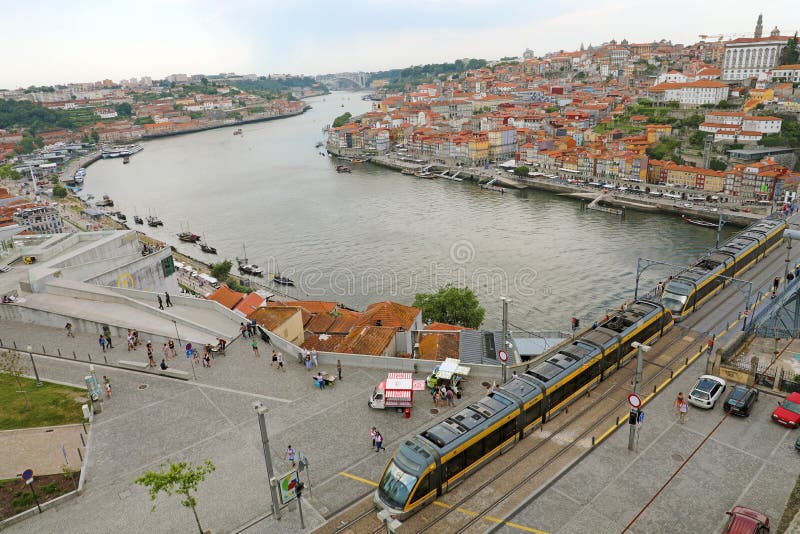 OPORTO, PORTOGALLO - 21 GIUGNO 2018: bella vista aerea di Oporto con il passaggio del fiume e del tram del Duero immagine stock