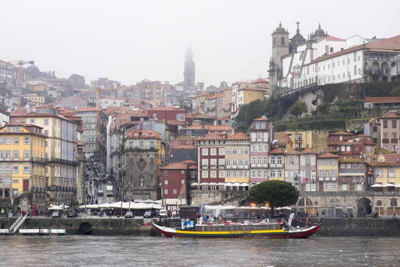 Oporto, Portugal, 8 de diciembre de 2019 Gente y autos cruzando el puerto de Oporto un día de lluvia y niebla foto de archivo Oporto, Portugal, 8 de diciembre de 2019 Gente y autos cruzando el puerto de Oporto un día de lluvia y niebla foto de archivo