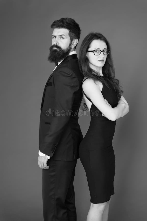 Oposição nas relações casal sexy apaixonado casal formal de terno e vestido preto elegante moda e beleza fotografia de stock royalty free Oposição nas relações casal sexy apaixonado casal formal de terno e vestido preto elegante moda e beleza fotografia de stock royalty free