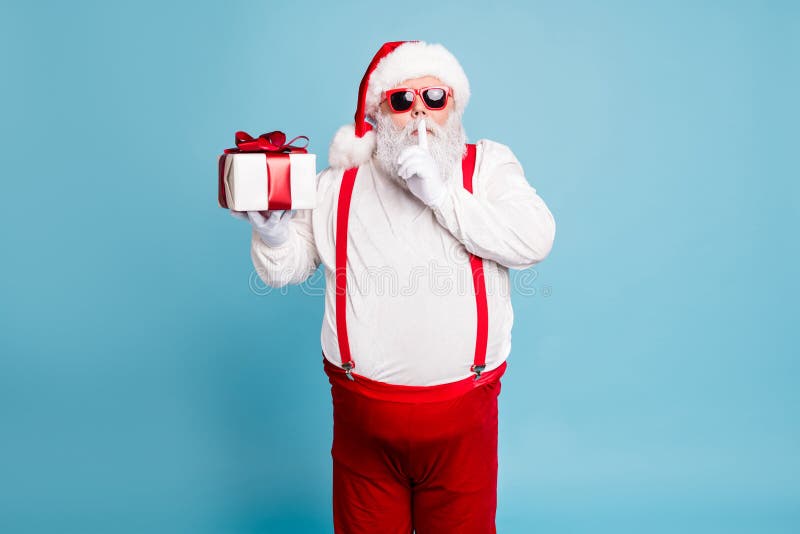 Oprime su secreto. Retrato de divertida grasa concentrada de santa claus con gran abdomen preparar regalo para la espera de la noc imagenes de archivo