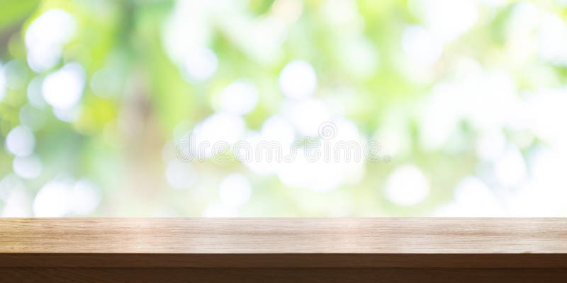 Opróżnia drewnianego stołowego wierzchołek z zamazanym zieleń ogródu tłem niecka zdjęcie royalty free Opróżnia drewnianego stołowego wierzchołek z zamazanym zieleń ogródu tłem niecka zdjęcie royalty free