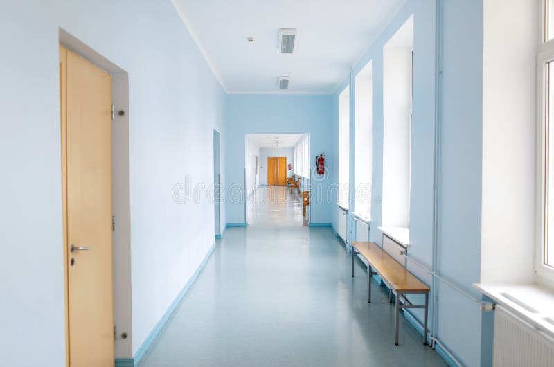 Opróżnia szkolnego korytarz fotografia stock