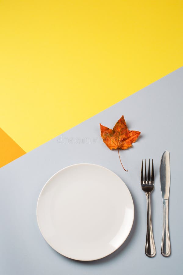 Opróżnia talerza i Cutlery na popielatym tle pojęcie jesień menu restauracja lub kawiarnia obrazy royalty free Opróżnia talerza i Cutlery na popielatym tle pojęcie jesień menu restauracja lub kawiarnia obrazy royalty free