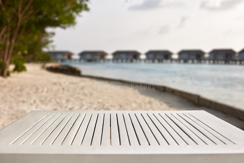 Opróżnia wierzchołek biały drewniany stół dla produktu pokazu i plasowania Błękitna laguna z wodnymi bungalowami i tropikalnymi r