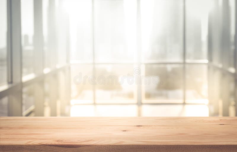 Opróżnia wierzchołek drewno stół z plamy światłem słonecznym w nadokiennym budynku