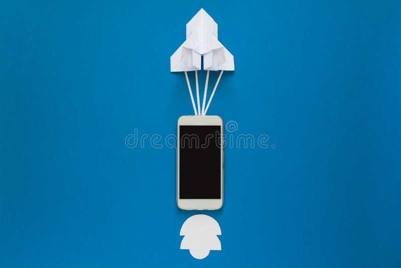 Opstarten of snel verbindingsconcept De lanceringsdocument raket met slimme telefoon op blauwe hemel met wolken stock afbeeldingen Opstarten of snel verbindingsconcept De lanceringsdocument raket met slimme telefoon op blauwe hemel met wolken stock afbeeldingen