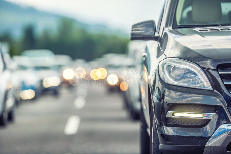 Opstopping op de weg Auto's die op de weg in het dichte toeristenseizoen wachten stock foto Opstopping op de weg Auto's die op de weg in het dichte toeristenseizoen wachten stock foto
