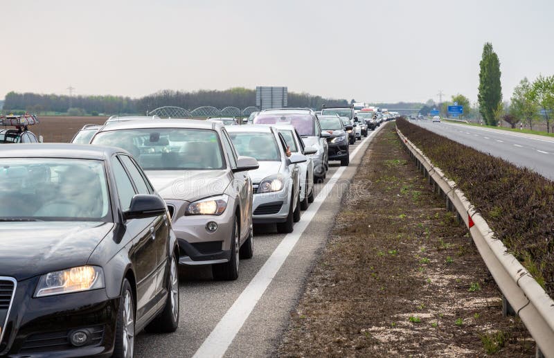 Opstopping op weg tussen Praag en Brno toe te schrijven aan de wegwerken royalty-vrije stock afbeeldingen Opstopping op weg tussen Praag en Brno toe te schrijven aan de wegwerken royalty-vrije stock afbeeldingen