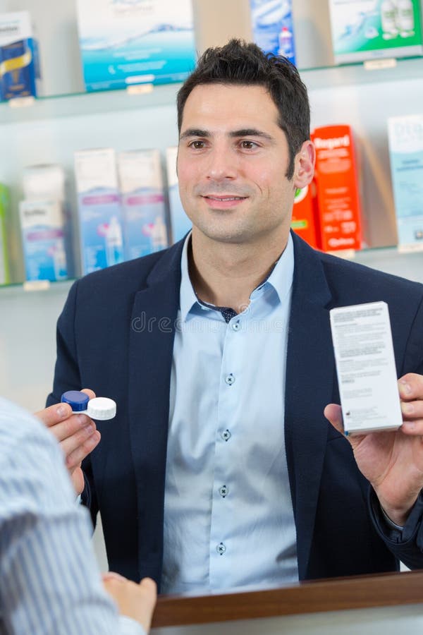 óptico a recomendar uma solução para as lentes imagens de stock royalty free