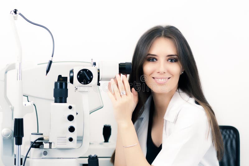 Opticien avec Sit Lamp Biomicroscope Instrument Ready pour un essai d'oeil photos stock Opticien avec Sit Lamp Biomicroscope Instrument Ready pour un essai d'oeil photos stock