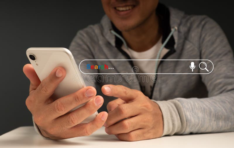Optimering av sökmotorn genom att använda begreppet "seo-nätverk". en sökwebbläsare för information om internetdata tillhandahålls med en tom sökruta. på sin mobiltelefon söker en affärsman Internet