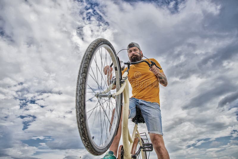 Optimise Radfahrenleistung B?rtiger Hippie des Mannes reitet Ansicht- von untenhimmelhintergrund des Fahrrades Modernes Fahrradre stockbilder Optimise Radfahrenleistung B?rtiger Hippie des Mannes reitet Ansicht- von untenhimmelhintergrund des Fahrrades Modernes Fahrradre stockbilder
