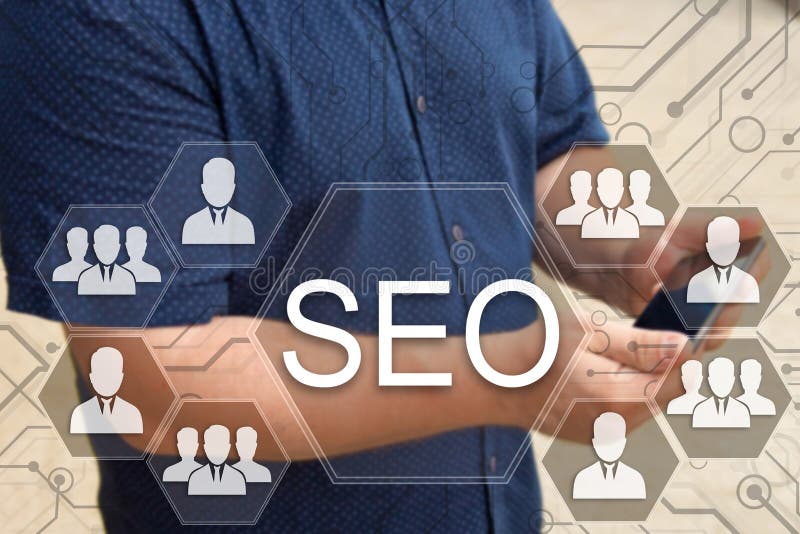 Optimiza??o do Search Engine SEO no tela t?ctil com um fundo do borr?o do homem de neg?cios com o telefone foto de stock royalty free Optimiza??o do Search Engine SEO no tela t?ctil com um fundo do borr?o do homem de neg?cios com o telefone foto de stock royalty free