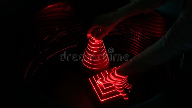 Optische Täuschung mit der Roten Laserfrauenhand und den geometrischen Objekten lizenzfreie stockbilder