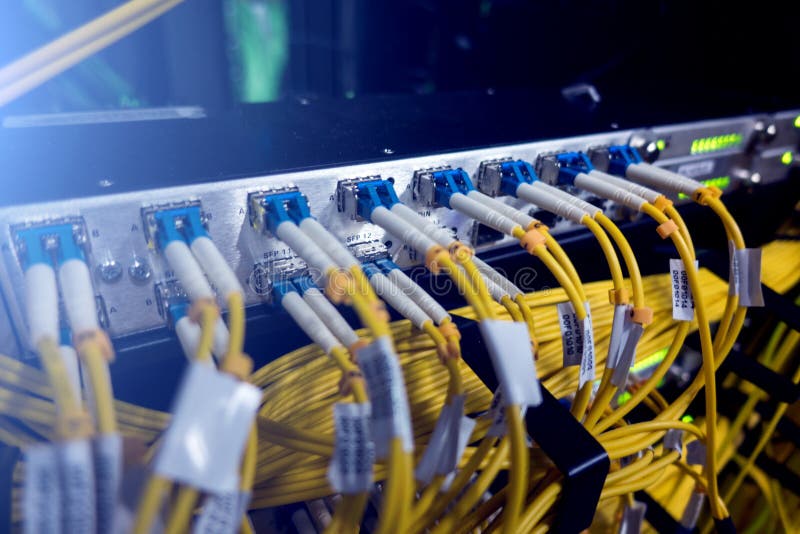 Optischer Server kommutator Blinklichter Aus optischen Fasern audio Trennt Computer in einem Gestell im Großen Rechenzentrum Naha lizenzfreies stockfoto Optischer Server kommutator Blinklichter Aus optischen Fasern audio Trennt Computer in einem Gestell im Großen Rechenzentrum Naha lizenzfreies stockfoto
