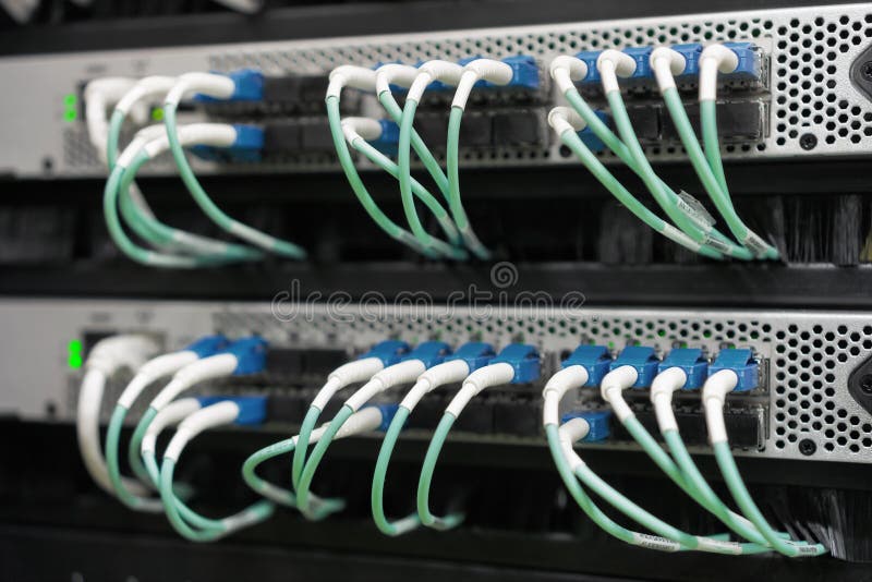 Optiska fiberkablar förbindelse i datorhall arkivbild Optiska fiberkablar förbindelse i datorhall arkivbild