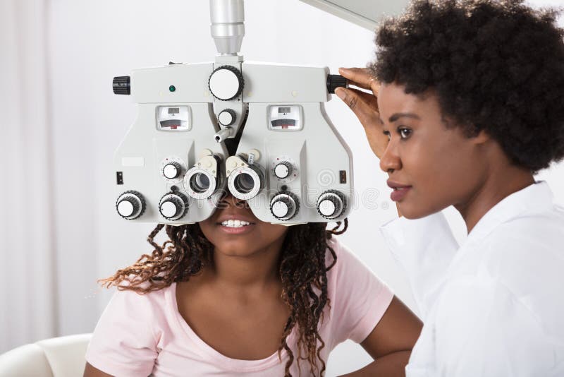 Optometrista haciendo pruebas de vista para el paciente