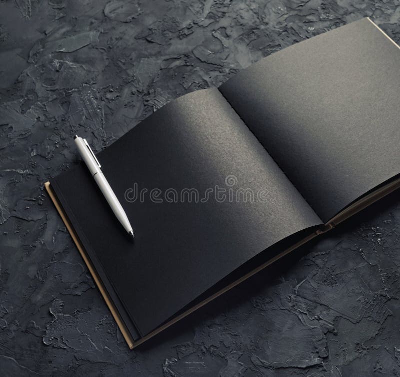 Opuscolo nero e penna fotografie stock