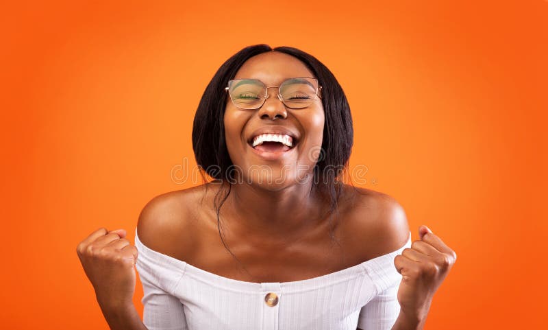 Opvallend Afrikaanse Amerikaanse Lady Gesturing Ja op oranje achtergrond
