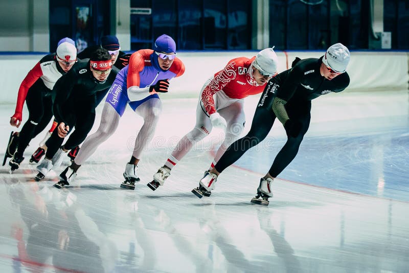 Opwarming van groeps de jonge mannelijke speedskater vóór de afstand van de rassprint royalty-vrije stock foto Opwarming van groeps de jonge mannelijke speedskater vóór de afstand van de rassprint royalty-vrije stock foto