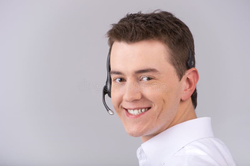 Opérateur masculin de centre d'appels d'isolement sur le blanc photo stock Opérateur masculin de centre d'appels d'isolement sur le blanc photo stock