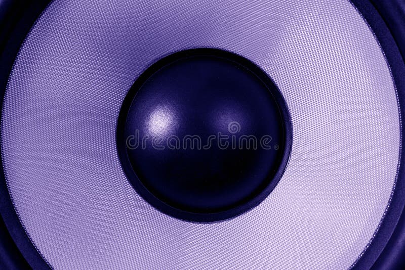 Orador dinâmico ou sadio do Subwoofer ultravioleta, fundo do partido, roxo escuro tonificado imagem de stock Orador dinâmico ou sadio do Subwoofer ultravioleta, fundo do partido, roxo escuro tonificado imagem de stock