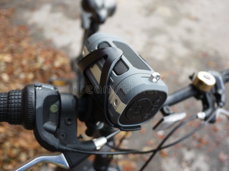 Orador portátil de Bluetooth montado na bicicleta, para escutar a música e o rádio fotos de stock Orador portátil de Bluetooth montado na bicicleta, para escutar a música e o rádio fotos de stock
