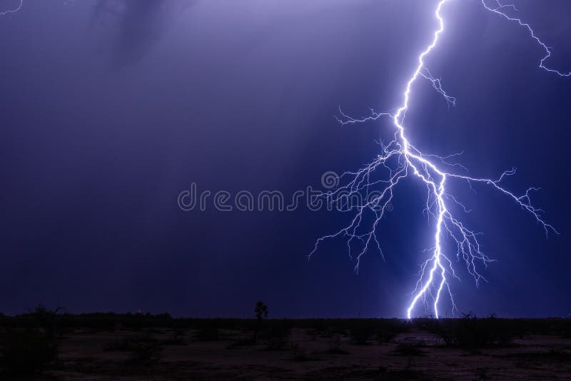 Orage avec la grève de boulon de ciel nocturne et de foudre images stock Orage avec la grève de boulon de ciel nocturne et de foudre images stock