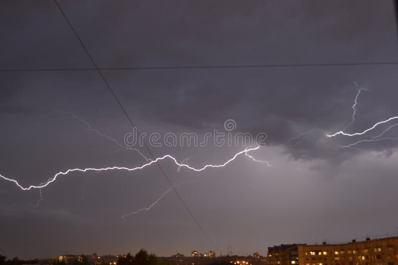 Orage de nuit avec la foudre photo stock Orage de nuit avec la foudre photo stock