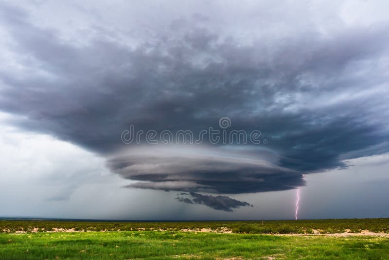 Orage de Supercell avec le boulon de foudre photos libres de droits Orage de Supercell avec le boulon de foudre photos libres de droits