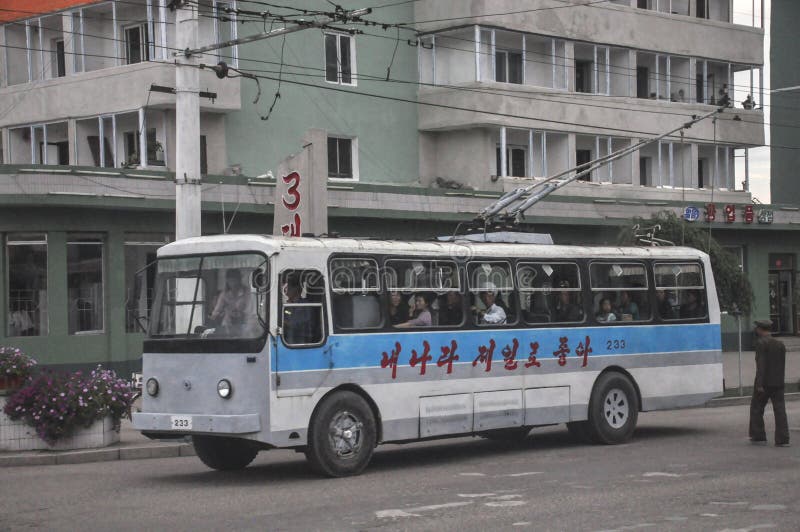 09/01/2018, Orang-Utan, Norden-Korea: Ein elektrischer Oberleitungsbus in der nordkoreanischen Stadt des Orang-Utans wird mit Pas stockfoto 09/01/2018, Orang-Utan, Norden-Korea: Ein elektrischer Oberleitungsbus in der nordkoreanischen Stadt des Orang-Utans wird mit Pas stockfoto