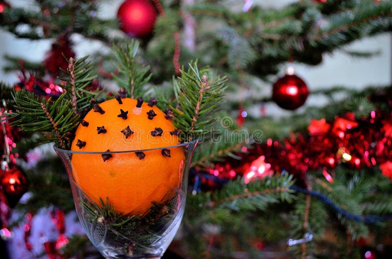 Orange de Noël décorée des clous de girofle et des pins photo stock Orange de Noël décorée des clous de girofle et des pins photo stock