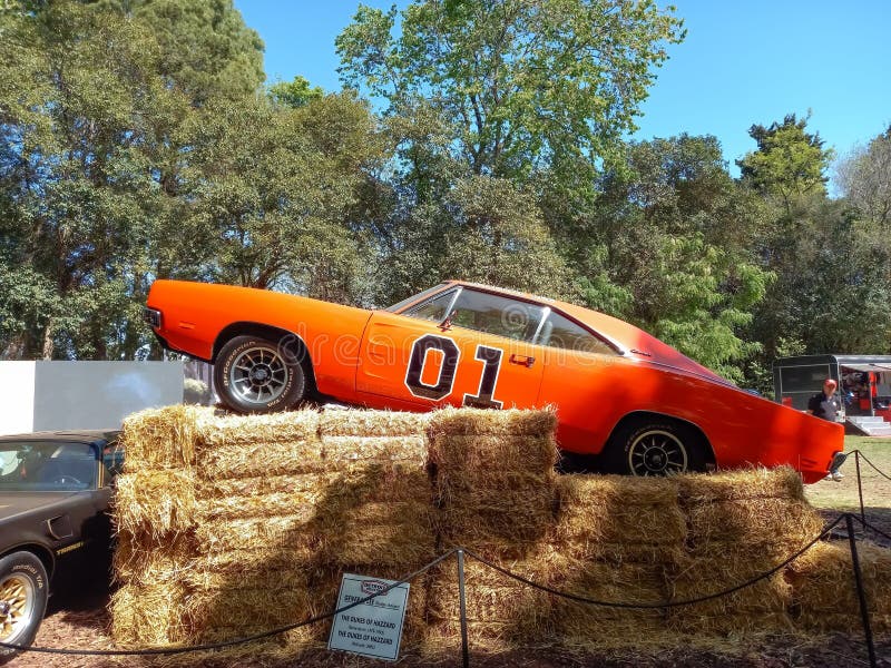 https://thumbs.dreamstime.com/b/orange-dodge-charger-general-lee-dukes-hazzard-over-hay-bales-classic-muscle-car-autoclasica-orange-dodge-charger-270855185.jpg