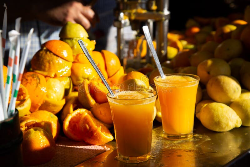 Orange et jus de citron frais faits maison organiques images libres de droits Orange et jus de citron frais faits maison organiques images libres de droits