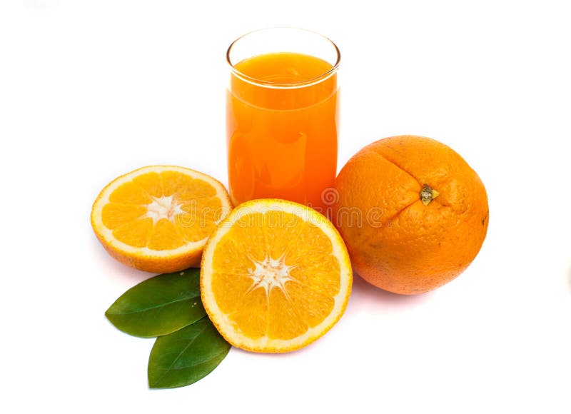 Orange fruktsaft och orange frukter med gräsplan lämnar fotografering för bildbyråer Orange fruktsaft och orange frukter med gräsplan lämnar fotografering för bildbyråer