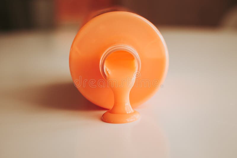 Orange Gel von der Flasche stockfotografie Orange Gel von der Flasche stockfotografie