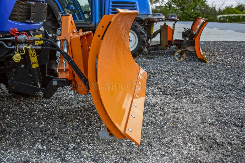 Orange grävarehink för snö två Liten snowblower Utrustning för snöborttagning i förväntan av vintern royaltyfria bilder Orange grävarehink för snö två Liten snowblower Utrustning för snöborttagning i förväntan av vintern royaltyfria bilder