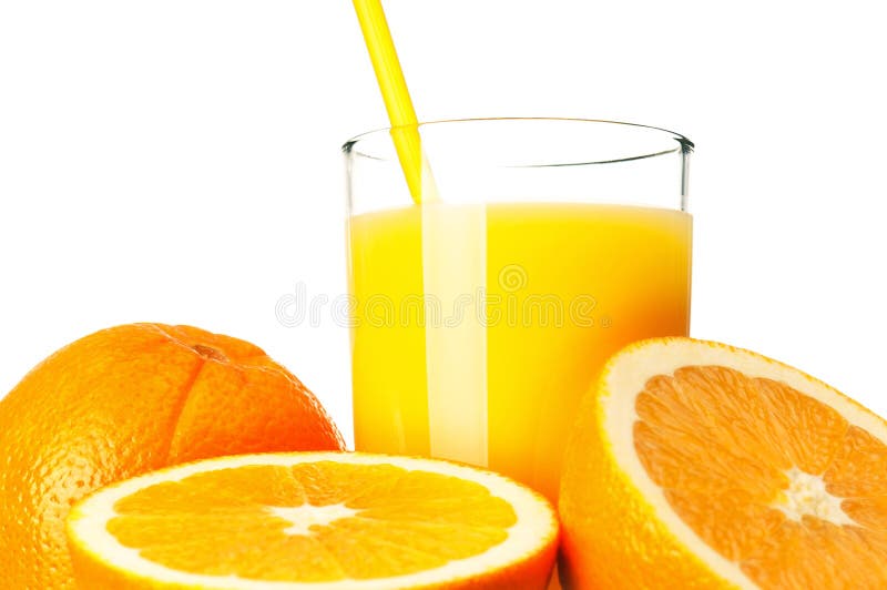 Taza fresco naranja jugo paja a naranja en blanco.
