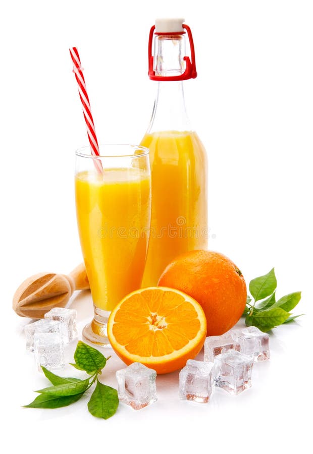 Suc de portocale în sticlă și sticlă. fructe portocalii proaspete stock photos