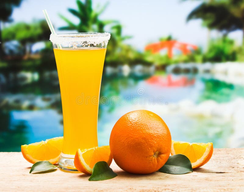 Naranja jugo en vaso sobre el mesa naranjas.