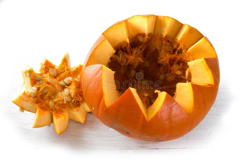Orange Kürbisschnitt offen mit Frucht und Samen lizenzfreie stockfotografie Orange Kürbisschnitt offen mit Frucht und Samen lizenzfreie stockfotografie