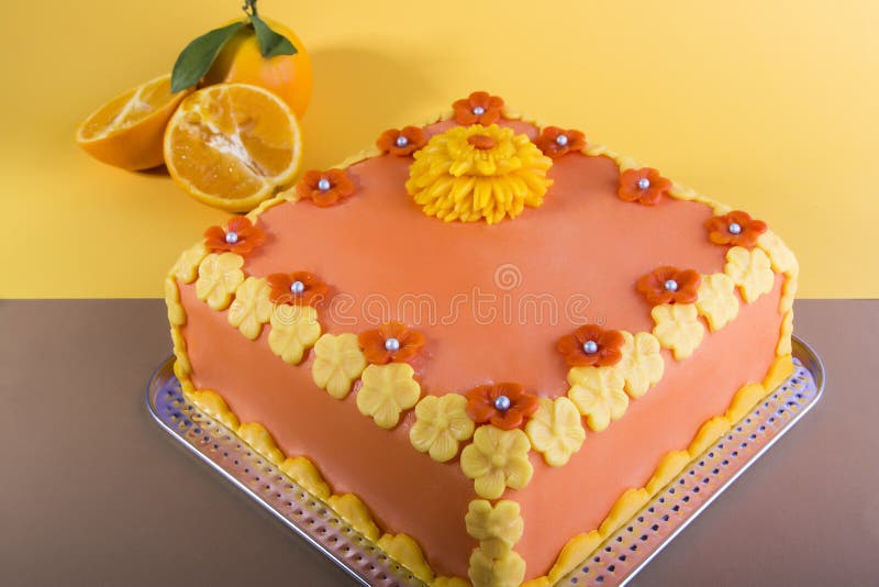 Oranžový vrstva tortu na porcie doska oranžový v.